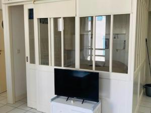 um armário branco com uma televisão em Studio Saint-Martin-de-Ré, 2 pièces, 4 personnes - FR-1-544-25 em Saint-Martin-de-Ré