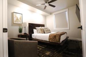 1 dormitorio con 1 cama y ventilador de techo en Sage Creek E3 in Moab with Private Hot Tub and Community Pool en Moab