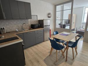 Kuchyňa alebo kuchynka v ubytovaní Appartement au calme idéalement placé à Mâcon. + 7 fotografií
