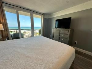 1 dormitorio con 1 cama y TV de pantalla plana en Nautilus 2509 Gulf View 2 Bedroom 5th Floor Free Beach Service, en Fort Walton Beach
