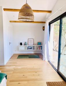Ένα ή περισσότερα κρεβάτια σε δωμάτιο στο Chambre cosy & Magnifique terrasse et équicoaching +2 φωτογραφίες