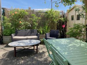 Vonkajšia záhrada v ubytovaní KER MAJA : Charmante Maison 1930 * Jardin * 2 vélos * WIFI