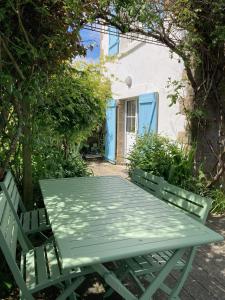 Vonkajšia záhrada v ubytovaní KER MAJA : Charmante Maison 1930 * Jardin * 2 vélos * WIFI