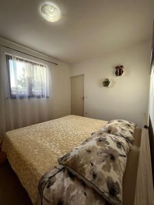 a bedroom with a bed and a window at Apartman Mimi in Pula