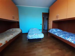 2 camas en una habitación con luz azul en I Tre Aceri, en Magreglio