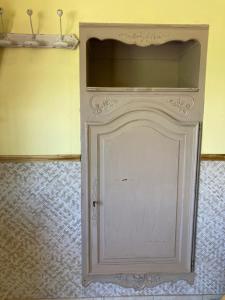 a white door in the corner of a room at Un petit paradis en Provence in Fréjus