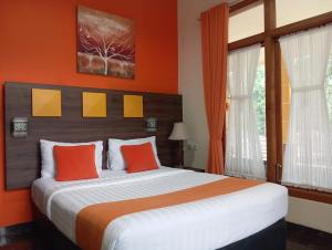 Postel nebo postele na pokoji v ubytování Alamsagita Puncak Hotel & Resort