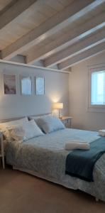 a bedroom with a large bed in a room at 27 Via Agricola in Pozzallo
