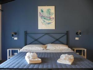 1 dormitorio con 1 cama con toallas en Affittacamere Borgo degli Artisti boutique rooms, en Serricciolo