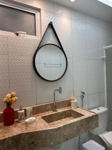 馬塞約的住宿－Pousada Beija Flor，浴室设有盥洗盆、镜子和卫生间