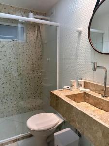 Pousada Beija Flor في ماسيو: حمام مع مرحاض ومغسلة ومرآة