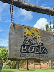 un cartel de madera que dice Pasadena rancho rum en Rancho do Buna en Atins