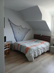 ル・クロワジックにあるKAEL AR MARTOLEDのベッドルーム1室(ベッド1台、ネット付)