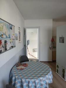 Schlafzimmer mit einem Bett mit einem blauen und weißen Tisch in der Unterkunft KAEL AR MARTOLED in Le Croisic