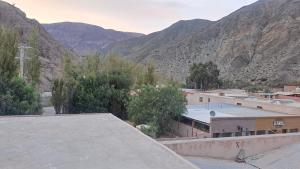 Nespecifikovaný výhled na hory nebo výhled na hory při pohledu z penzionu – hostince