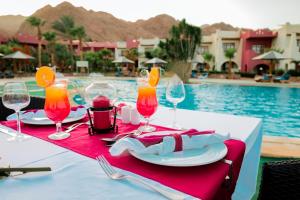 A piscina localizada em Tropitel Dahab Oasis ou nos arredores