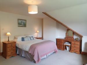 Kama o mga kama sa kuwarto sa Escape to Pembrokeshire - charming spacious cottage