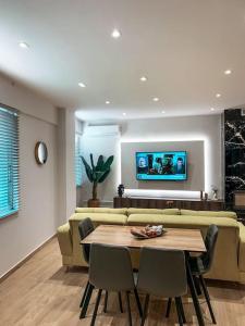 TV a/nebo společenská místnost v ubytování Iris Apartment Livadeia