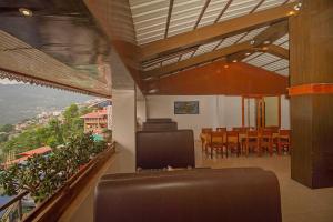 ガントクにあるPalri Boutique Hotelの椅子のある部屋と眺めの良いダイニングルーム