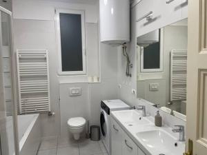 Kúpeľňa v ubytovaní 3 bedroom apartment by the Parliament