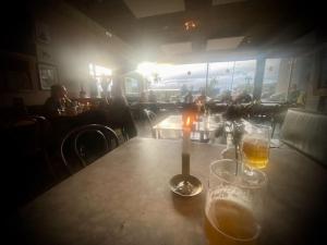 una mesa en un restaurante con copas de cerveza en STUDIO AURORA, en Reikiavik