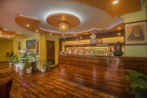 ガントクにあるPalri Boutique Hotelのカウンター付きのレストラン、バー