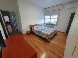 1 dormitorio con cama y ventana grande en B&B Cremonese en Parma