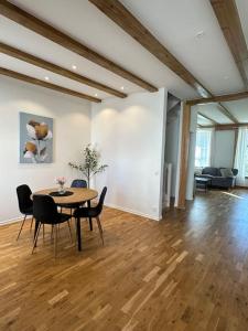 un comedor con mesa y sillas en una habitación en Innerstan nya lägenheter Södramurgatan 45b, en Visby