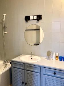 a bathroom with a sink and a mirror at Charmant duplex 55m2, à 2min à pied de la plage, avec deux vélos in Arcachon