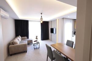 - un salon avec une table et une salle à manger dans l'établissement Livia Luxury Apart Hotel, à Antalya