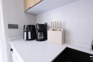 Příslušenství pro přípravu čaje a kávy v ubytování Livia Residence