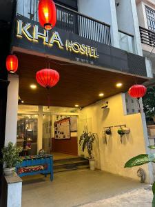 un restaurant avec des lanternes rouges en face d'un bâtiment dans l'établissement Kha Hostel, à Hue