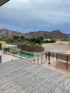 une promenade avec une piscine et des montagnes en arrière-plan dans l'établissement Agradable casa de campo, à Gádor