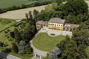 una vista aerea di una grande casa con un campo da golf di Villa Vandelli - Nel cuore della Motor Valley a Modena