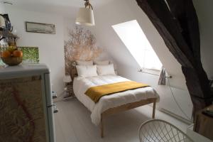 Dormitorio pequeño con cama y ventana en La Cascade et des Halles, en Dijon