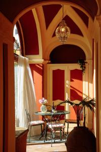 patio ze stołem, krzesłami i żyrandolem w obiekcie Casa Giulia - sophisticated apartment with view w mieście Positano