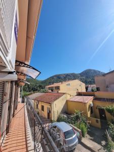 un balcon d'une maison avec une voiture garée dans l'établissement Casa Anna Maria, à Iglesias