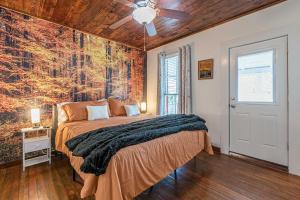 Un dormitorio con una cama y un ventilador de techo. en Free parking, Walk to Botanical Garden, PS4, Grill, Private fenced backyard, Pets allowed, en San Antonio