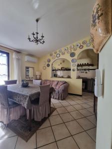 Sala de estar con mesa y platos en la pared en Casa Anna Maria, en Iglesias