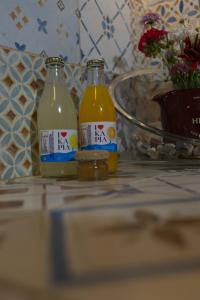 dos botellas de zumo de naranja sentadas en una mesa en Kouklospito Agios Polykarpos en Raches
