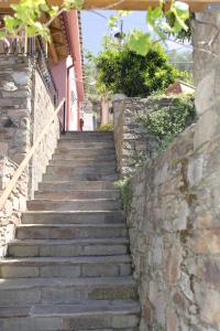 un conjunto de escaleras que conducen a una casa rosa en Kouklospito Agios Polykarpos en Raches