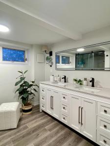 uma casa de banho com 2 lavatórios e um espelho grande em Bella Vita Estate in King City em King City