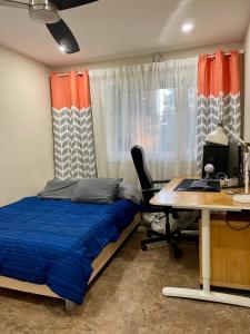 um quarto com uma cama e uma secretária com um computador em Bella Vita Estate in King City em King City