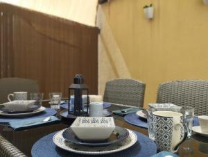 une table avec des assiettes et des tasses bleues et blanches dans l'établissement A casa di Kika, à Bologne