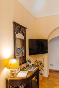 Pokój ze stołem z lampką i lustrem w obiekcie Casa Giulia - sophisticated apartment with view w mieście Positano