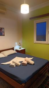 a bedroom with a bed with towels on it at Smaragda home in Liaropá