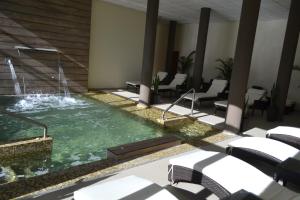 a pool with a fountain in the middle of a building at Hotel Plaza in Colón