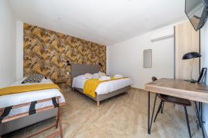 Postel nebo postele na pokoji v ubytování Logis Hotel Le Chêne Vert