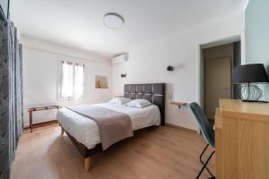 Postel nebo postele na pokoji v ubytování Logis Hotel Le Chêne Vert