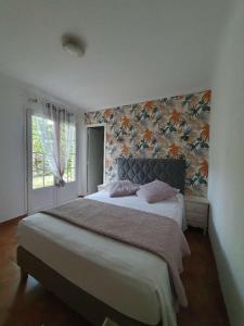 Postel nebo postele na pokoji v ubytování Logis Hotel Le Chêne Vert